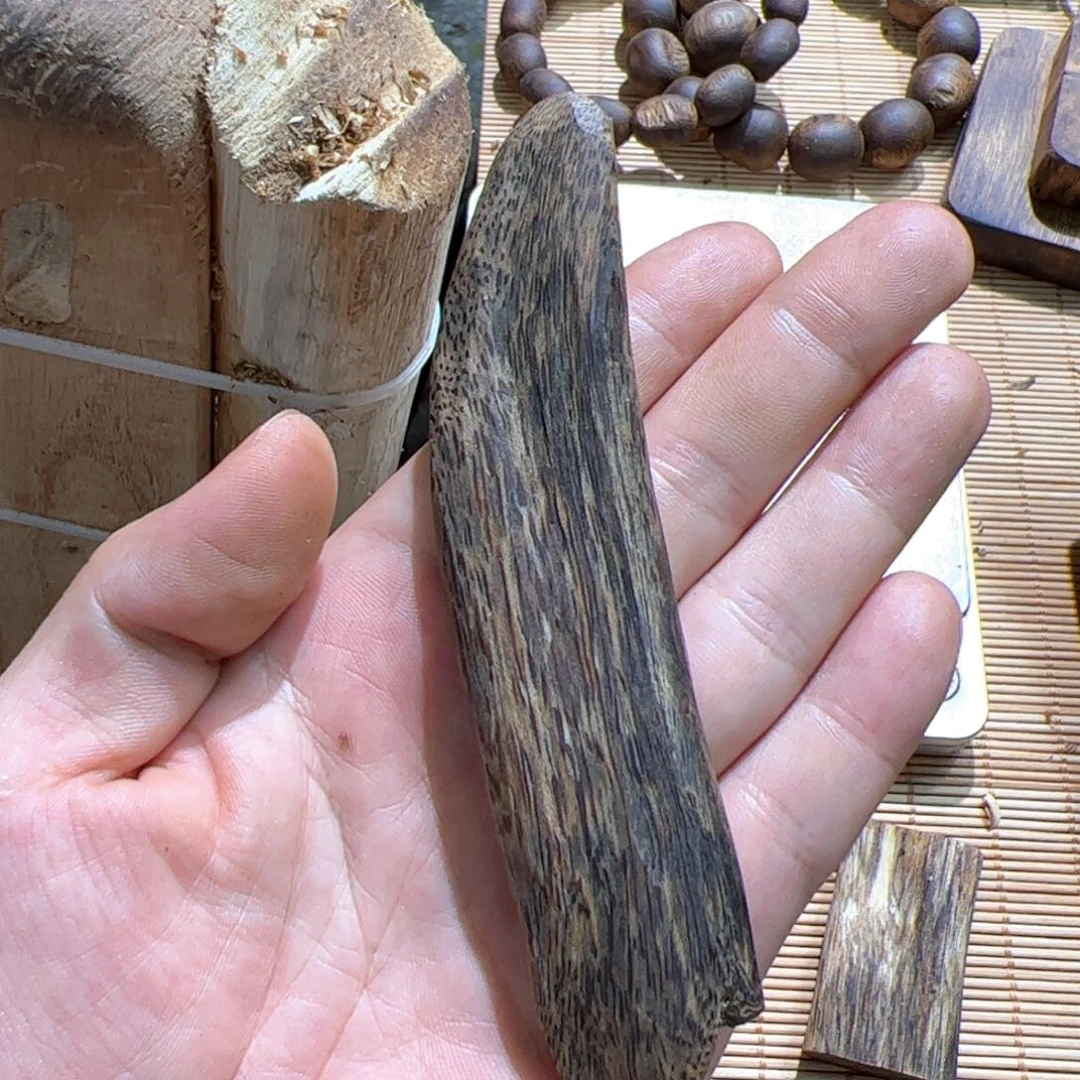 吊坠沉香乌身随形18.2克