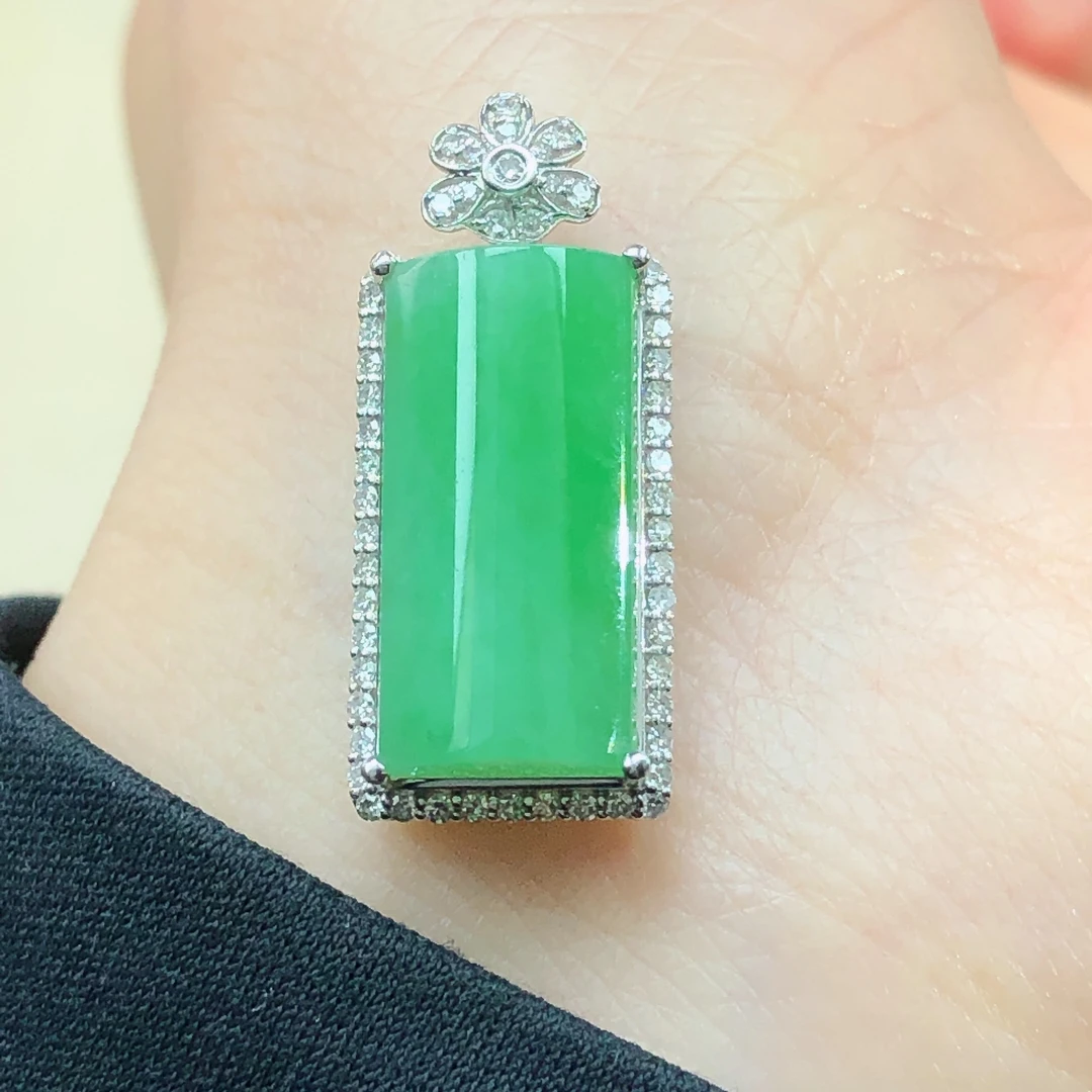 是18k金镶嵌天然a货翡翠玉冰种阳绿平安无事牌小方牌子方块吊坠10