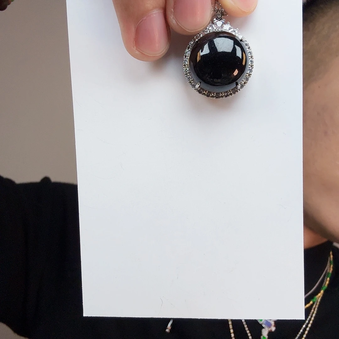 翡翠未镶嵌颈饰一件