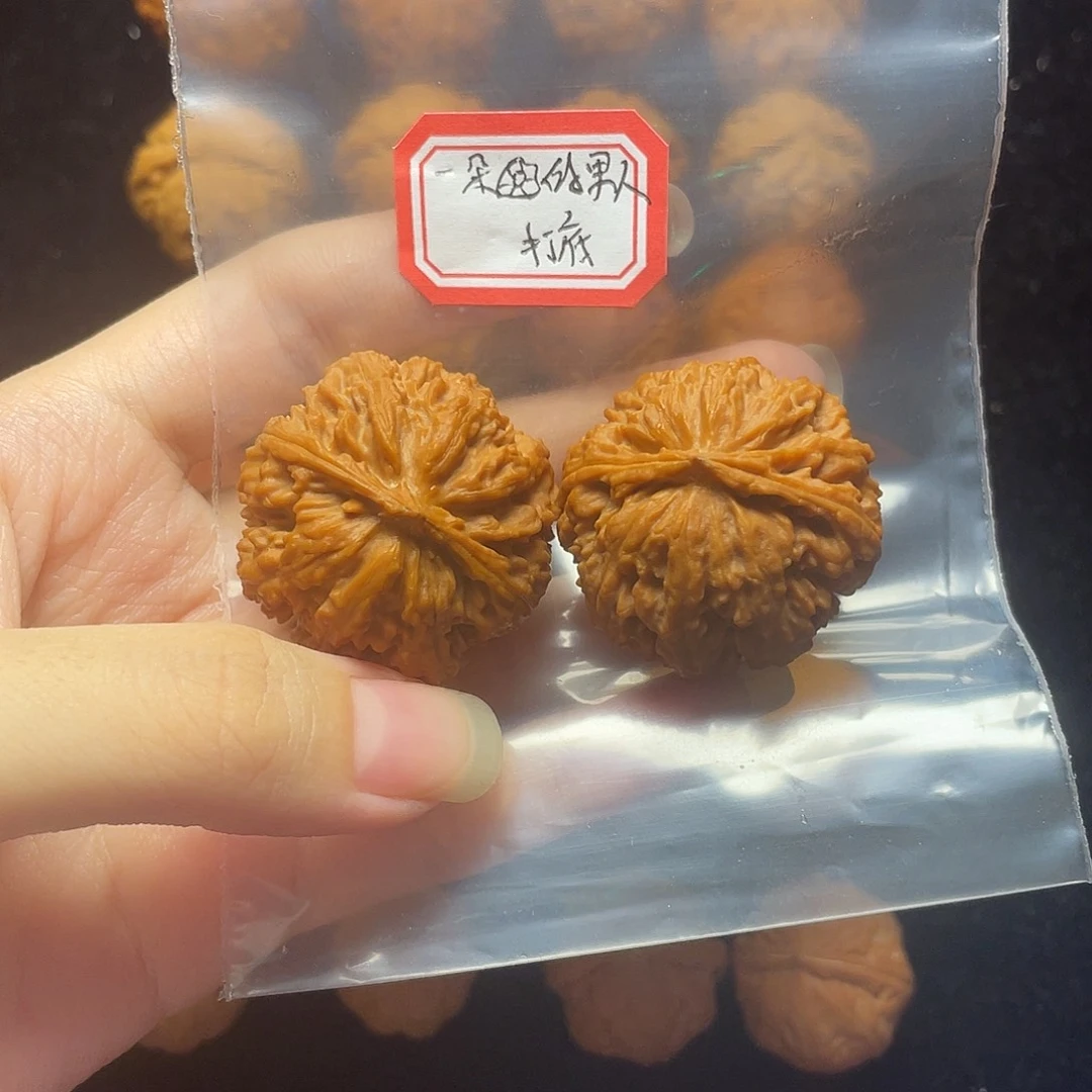 一***人文玩核桃把件绣球