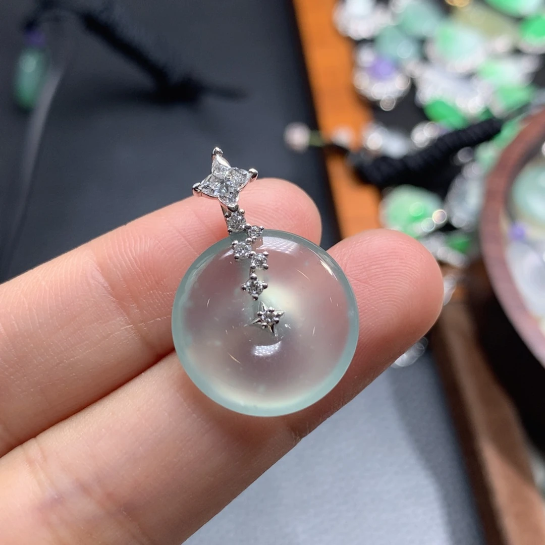 翡翠18K金镶嵌颈饰冰川蓝雪花扣 培育钻