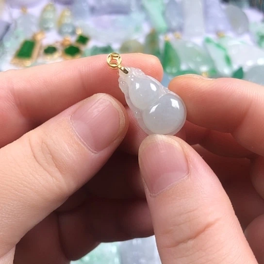 翡翠未镶嵌颈饰葫芦