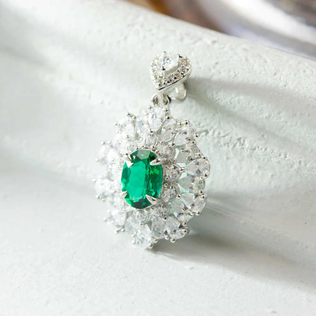 培育祖母绿S925银素银镶嵌蛋面气质轻奢女款吊坠不含链