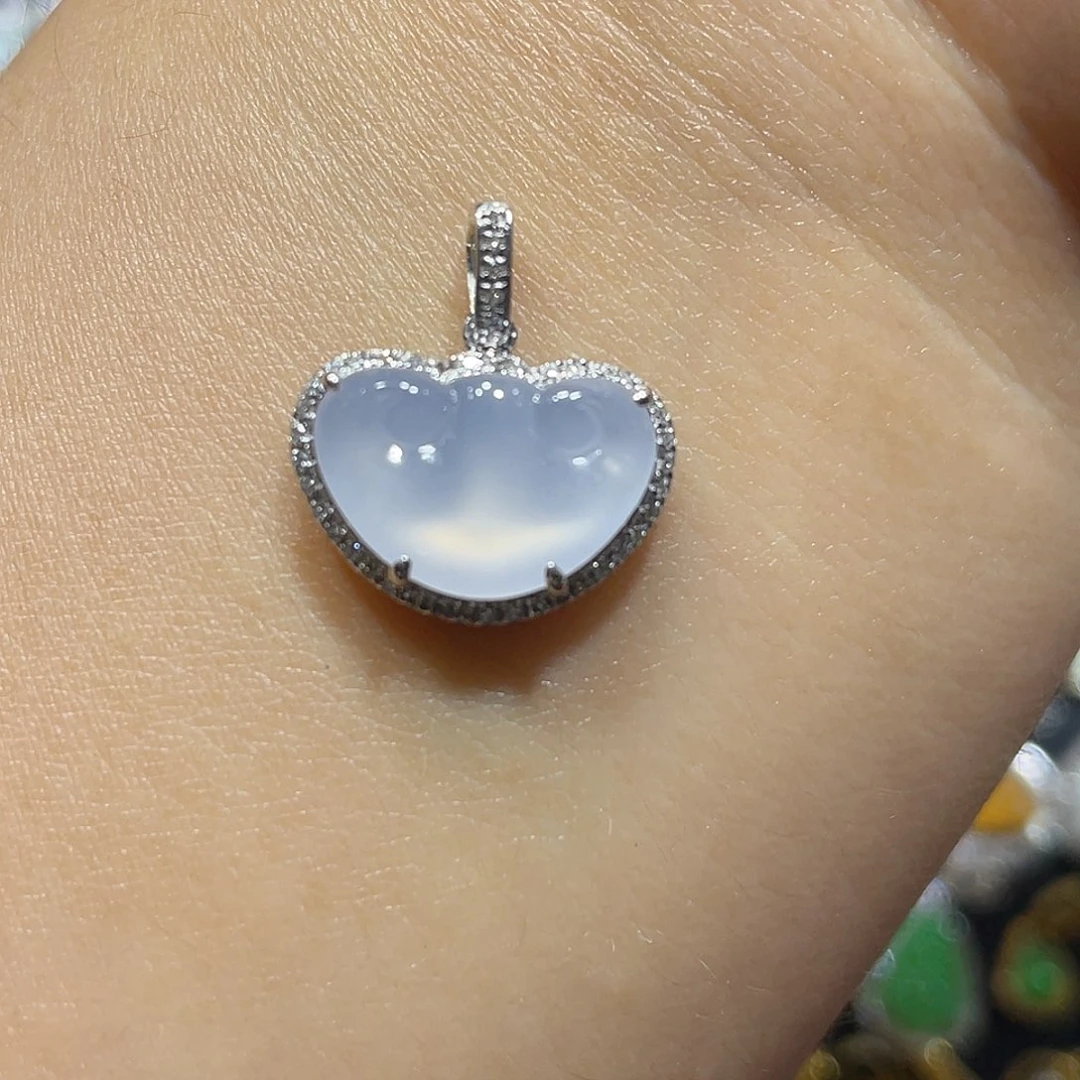 翡翠18K金镶嵌颈饰小***鱼