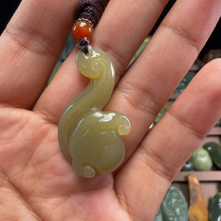 颈饰未镶嵌岫岩老玉（透闪石质玉）
