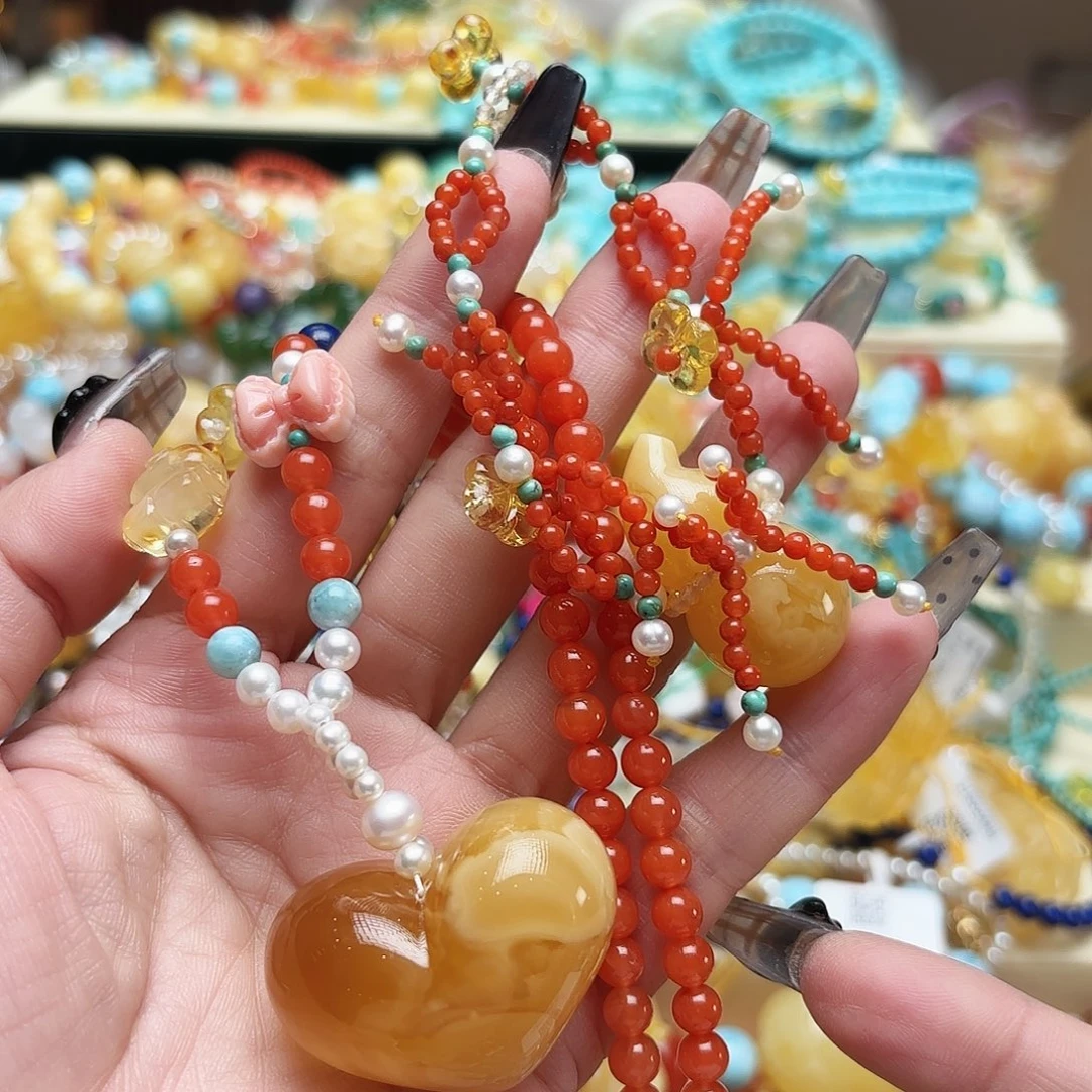 琥珀颈饰未镶嵌小****。琥珀