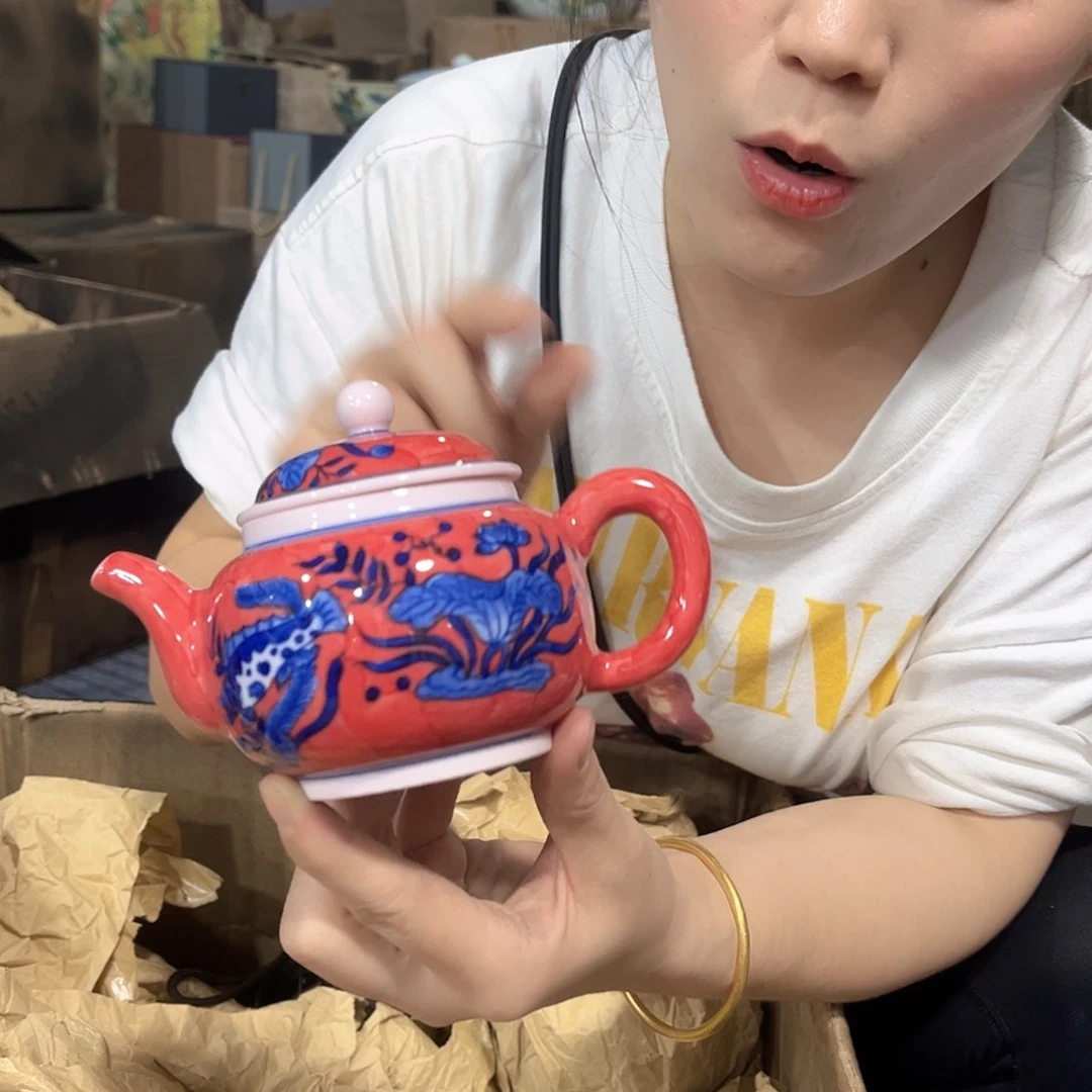 摆件////景德镇陶瓷器。红。