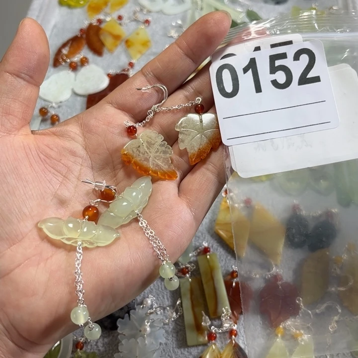 蛇纹石玉合金耳饰飞**雪