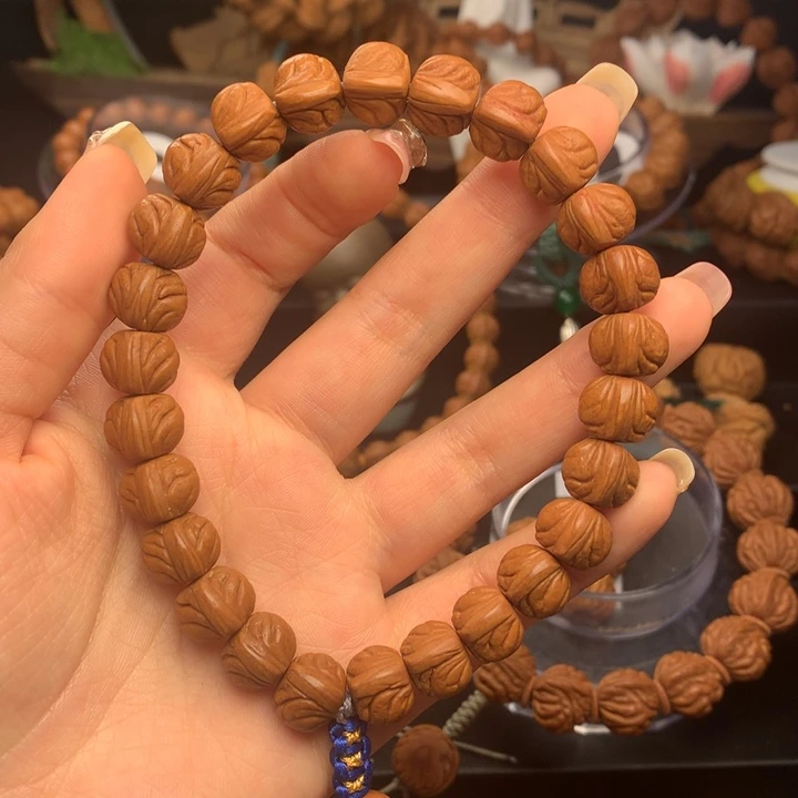 桃核吊坠野生玉龙脊1.2手持