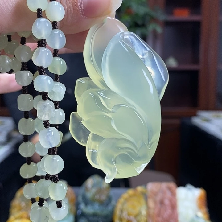 蛇纹石玉未镶嵌颈饰