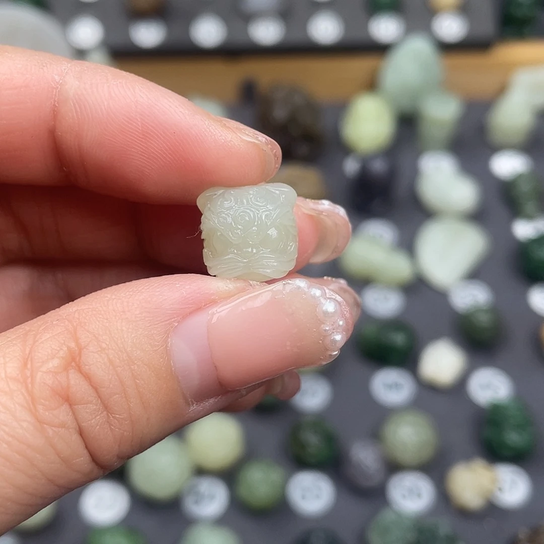 和田玉颈饰未镶嵌咖*?青海料冰底黄白醒狮头挂坠颈饰定制