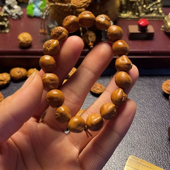 龙纹桃核雕刻瑕疵百福