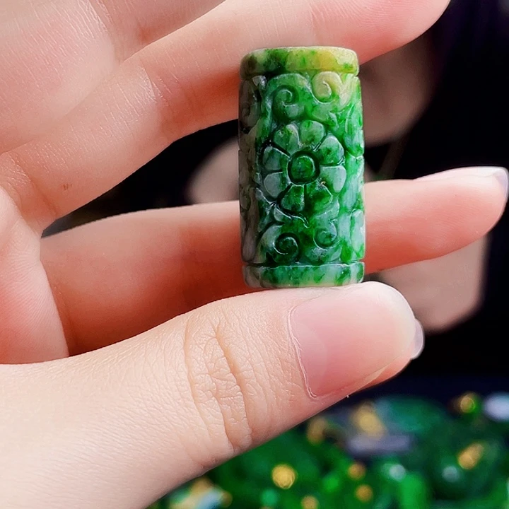 翡翠未镶嵌颈饰多样性
