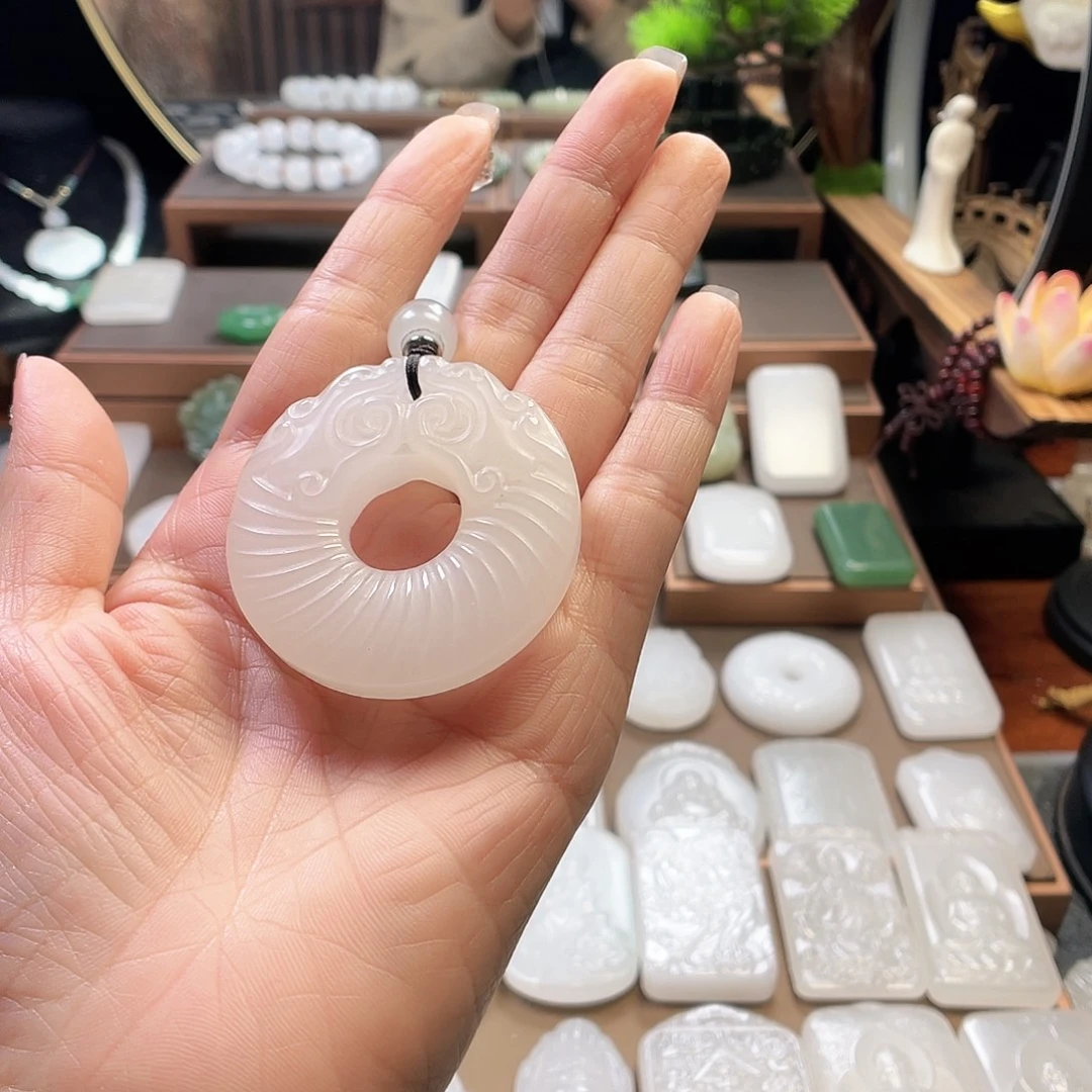贤***^石英质玉（金丝玉）未镶嵌颈饰新疆金丝玉双面雕工