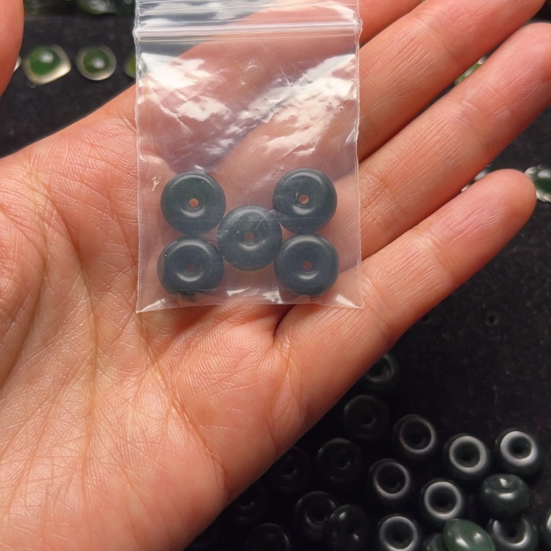 苗***苗蛇纹石玉未镶嵌颈饰