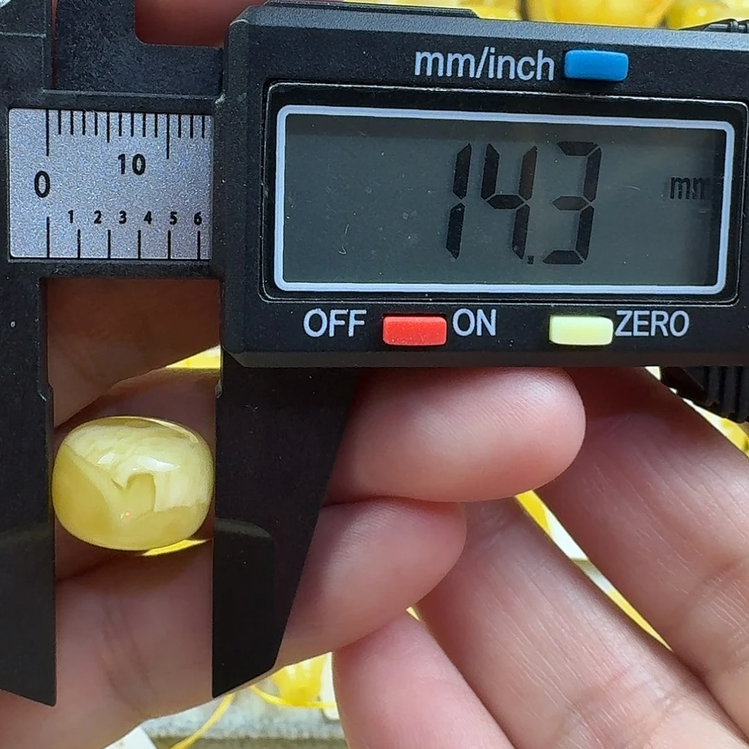 樱***道蜜蜡未镶嵌裸石30