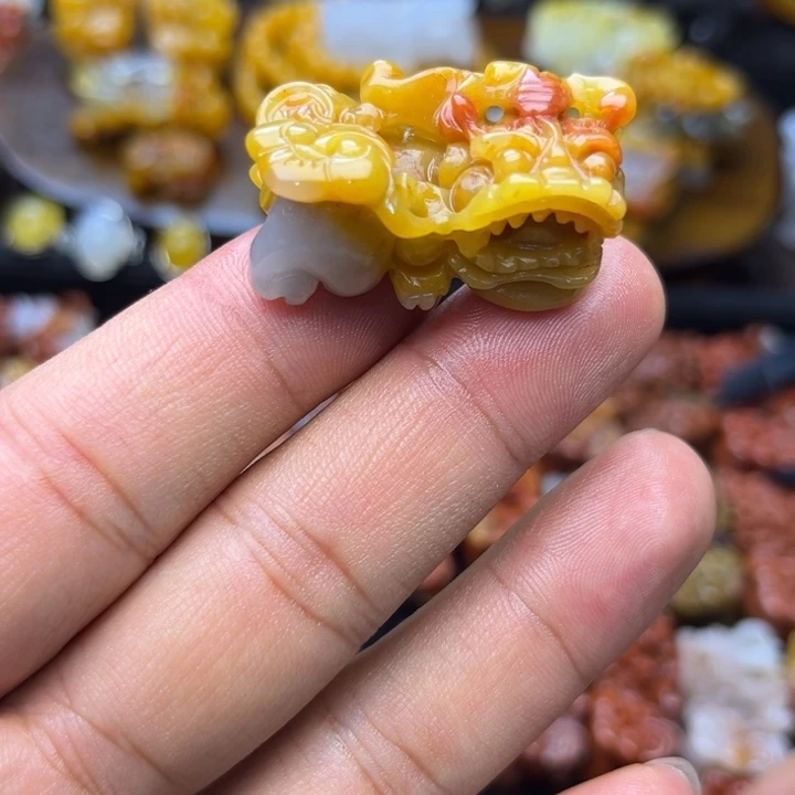 石英质玉（黄龙玉）未镶嵌颈饰