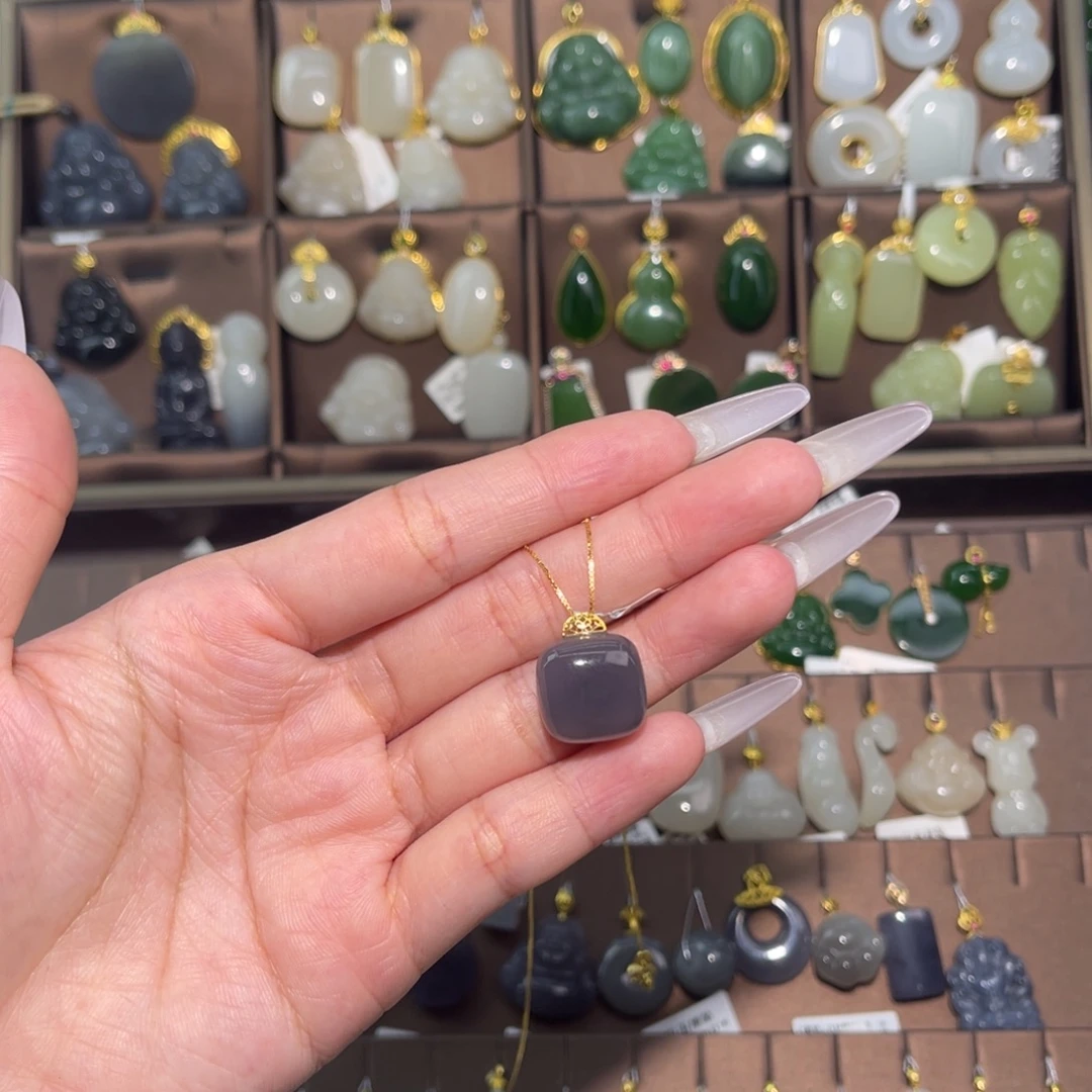 和田玉18K金镶嵌吊坠(赠链)