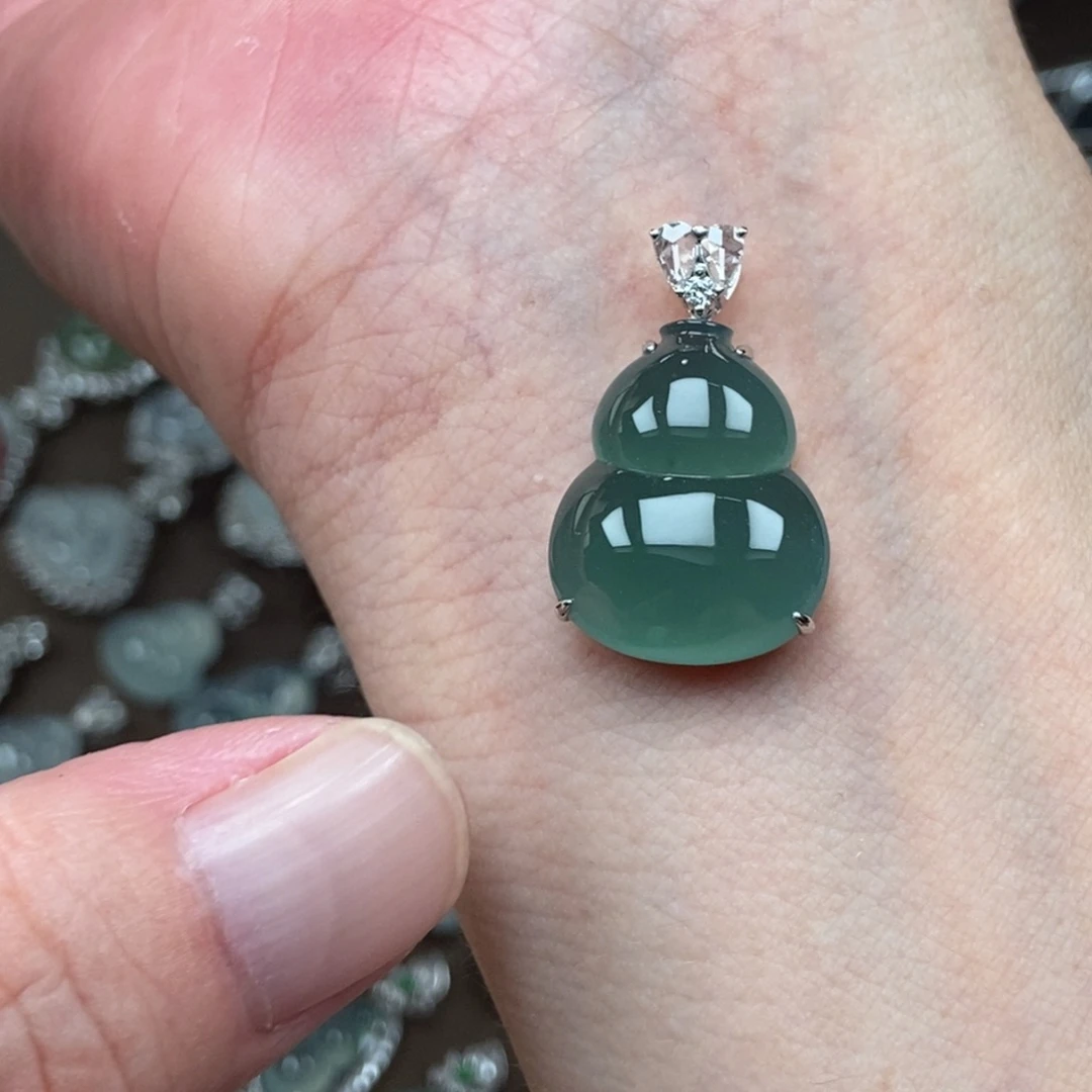 翡翠18K金镶嵌颈饰葫芦