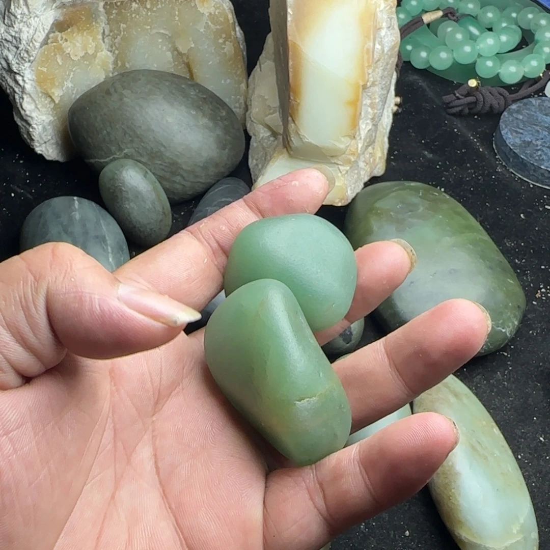 刘***维和田玉（糖玉）未镶嵌珠宝奇石