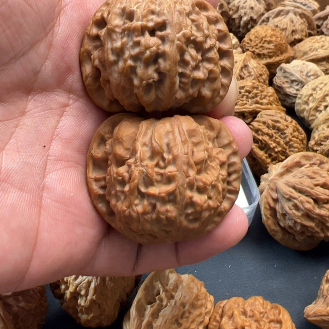 桃核吊坠文玩核桃，老款白狮子