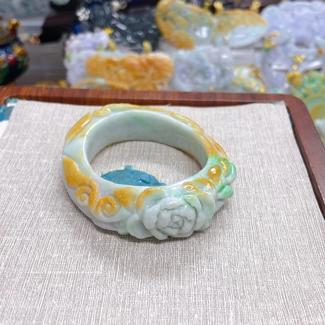 菲***菲翡翠未镶嵌颈饰贵妃镯