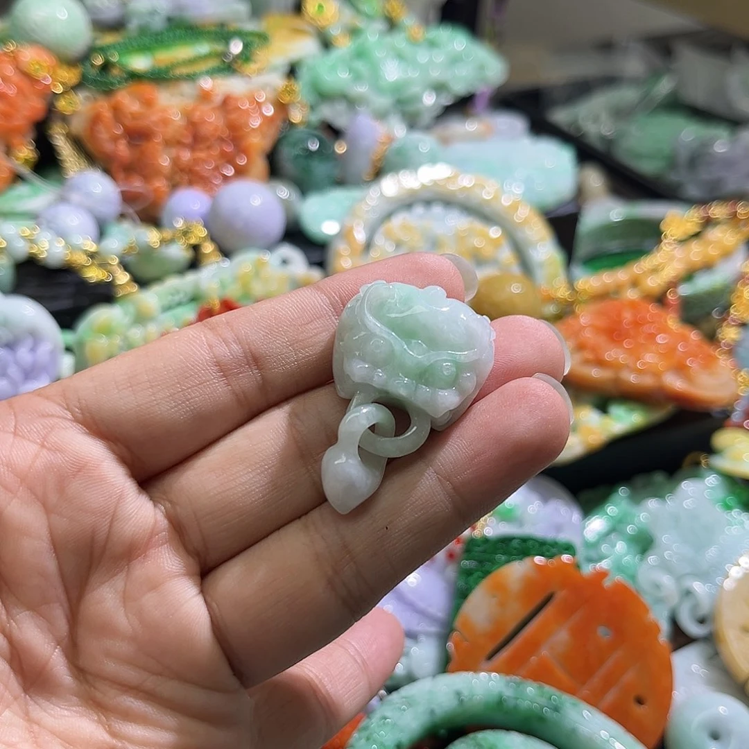 翡翠未镶嵌颈饰待编织