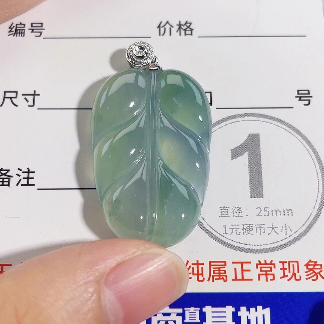 颈饰18K金镶嵌翡翠吊坠