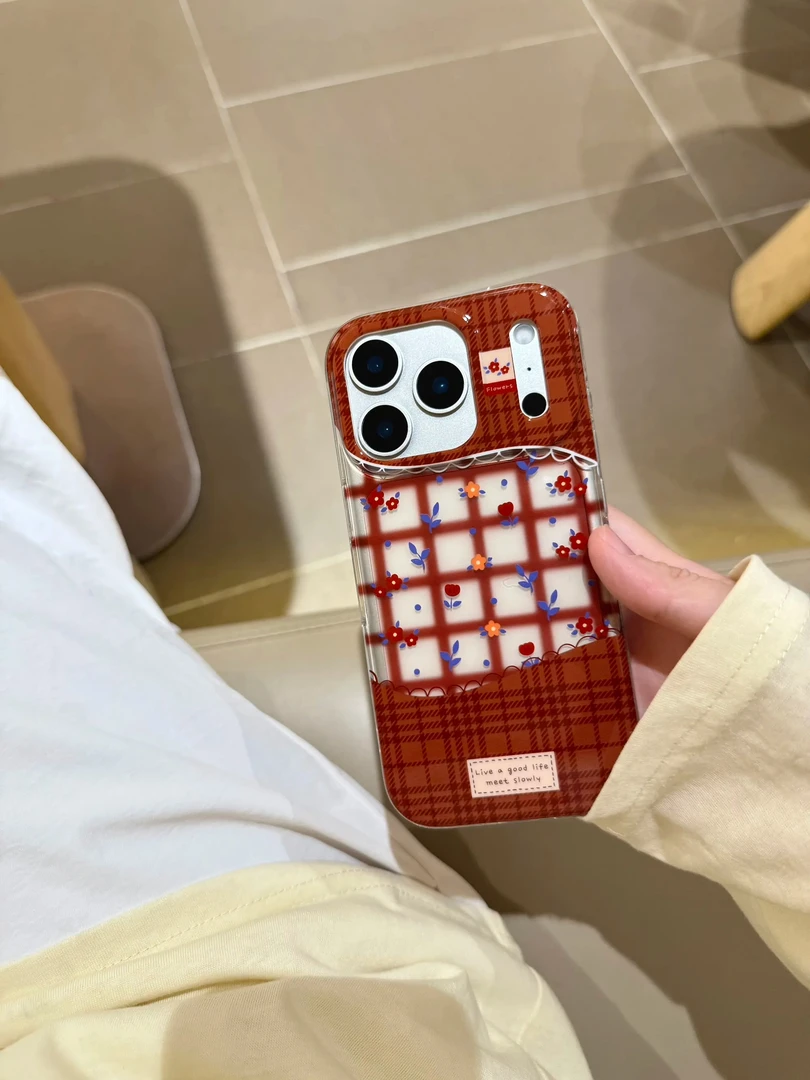秋冬棕色镂空格纹碎花手机壳适用苹果17promax手机壳16防摔15女14