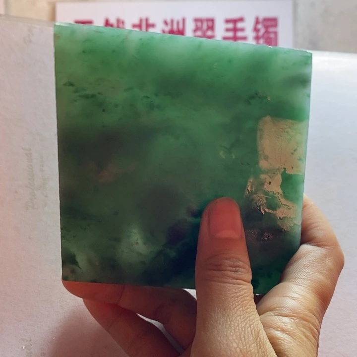 红***梅定制石英质玉（非洲翠）