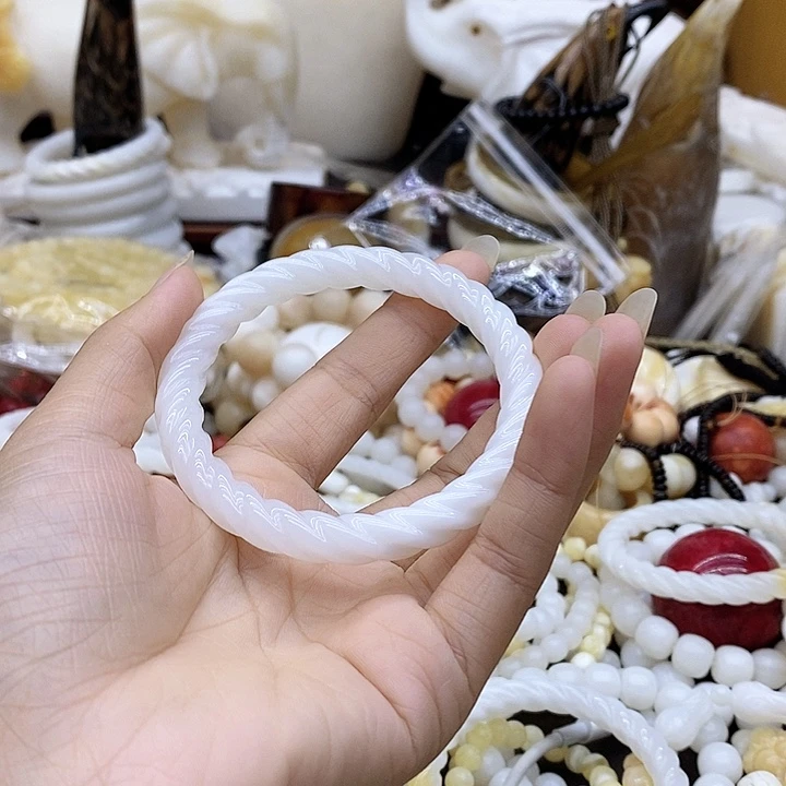 ?**?珠子的颜色是红色的