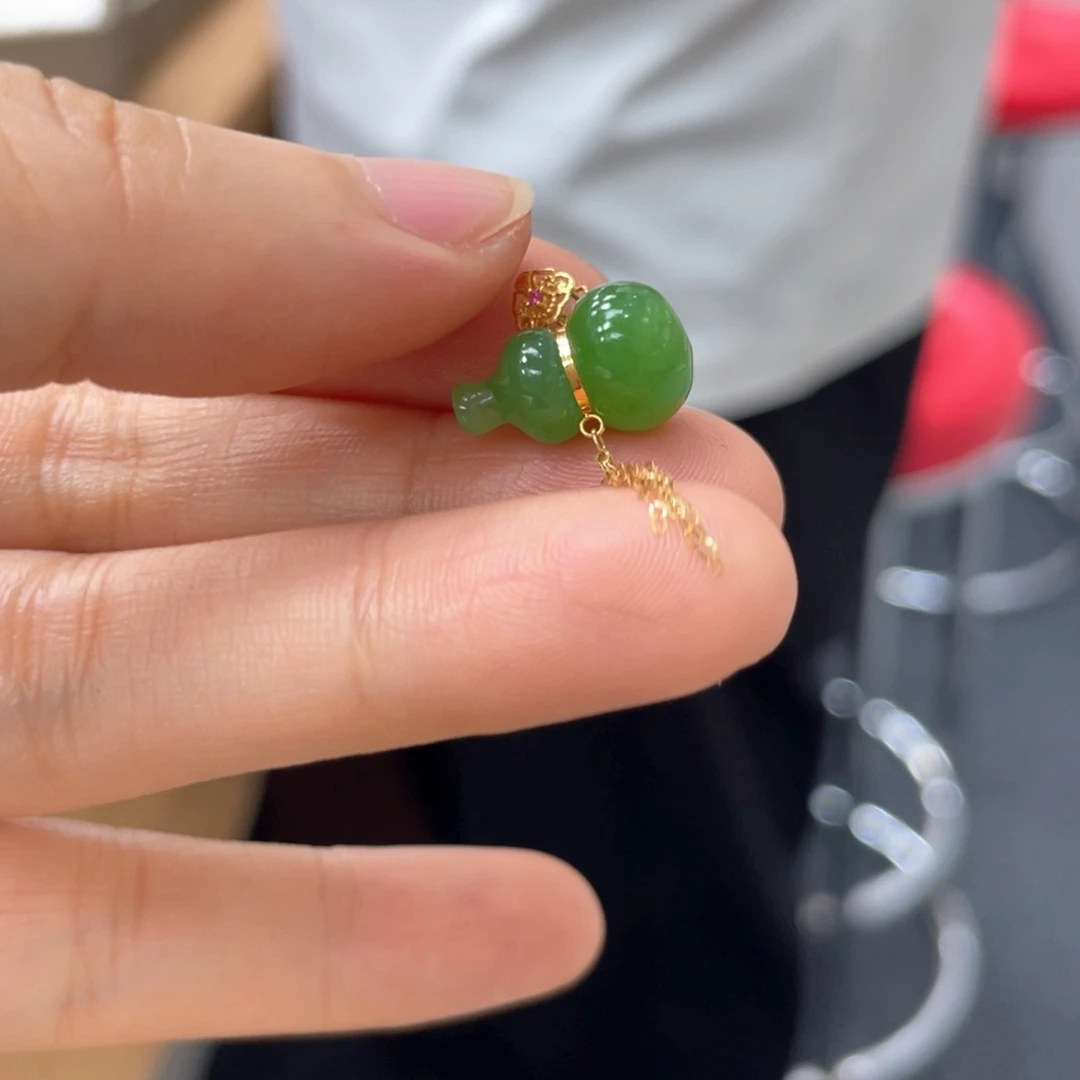 颈饰18K金镶嵌和田玉高14.3厚8.8