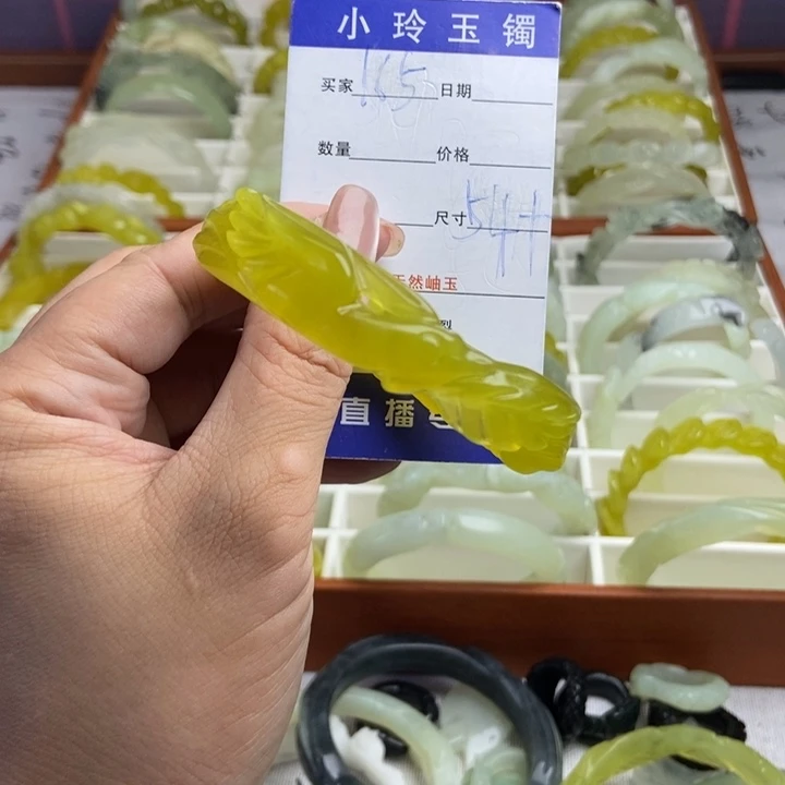 卷***。蛇纹石玉未镶嵌手镯