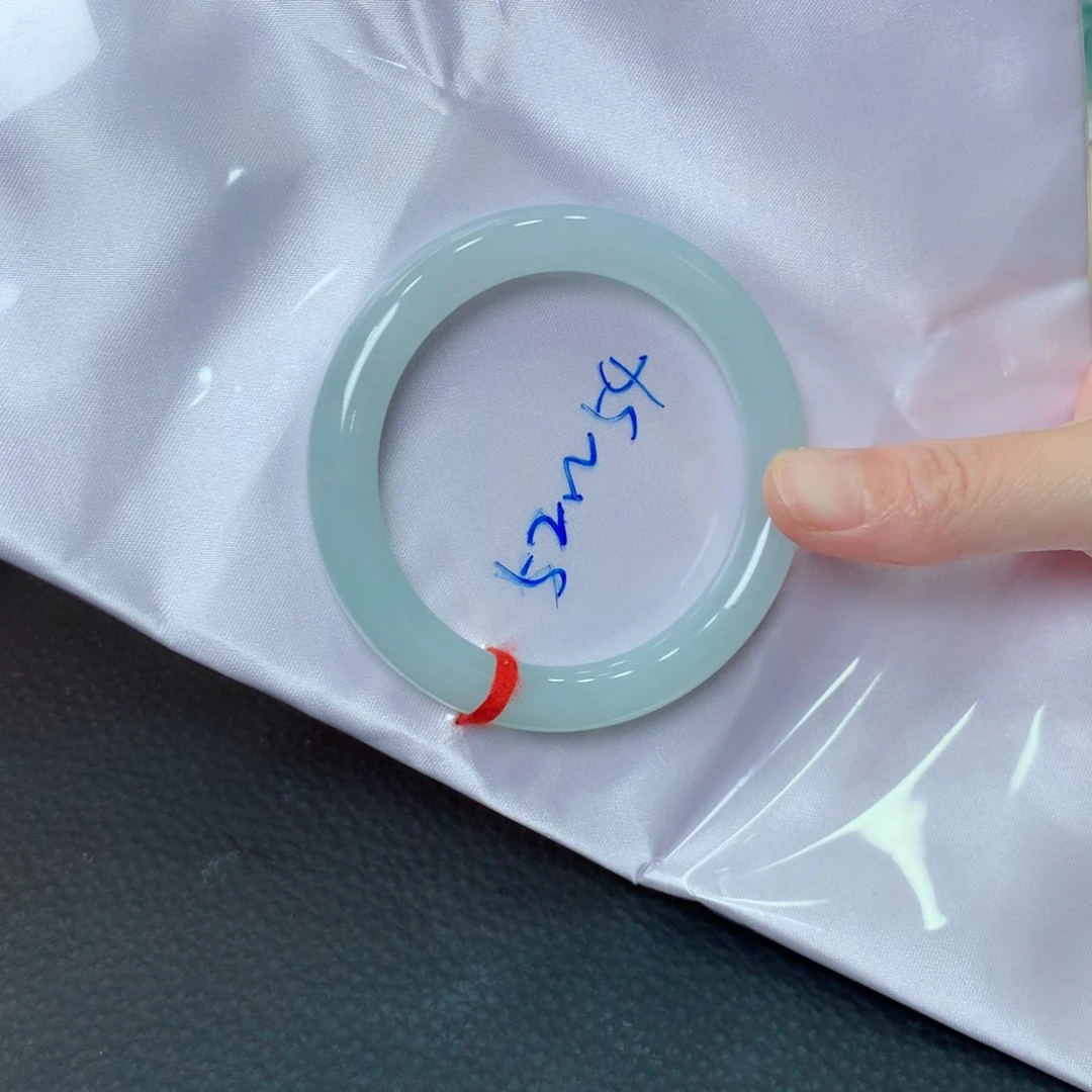 翡翠手镯未镶嵌翡翠