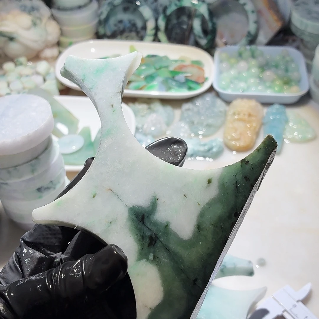 翡翠未镶嵌颈饰边角料