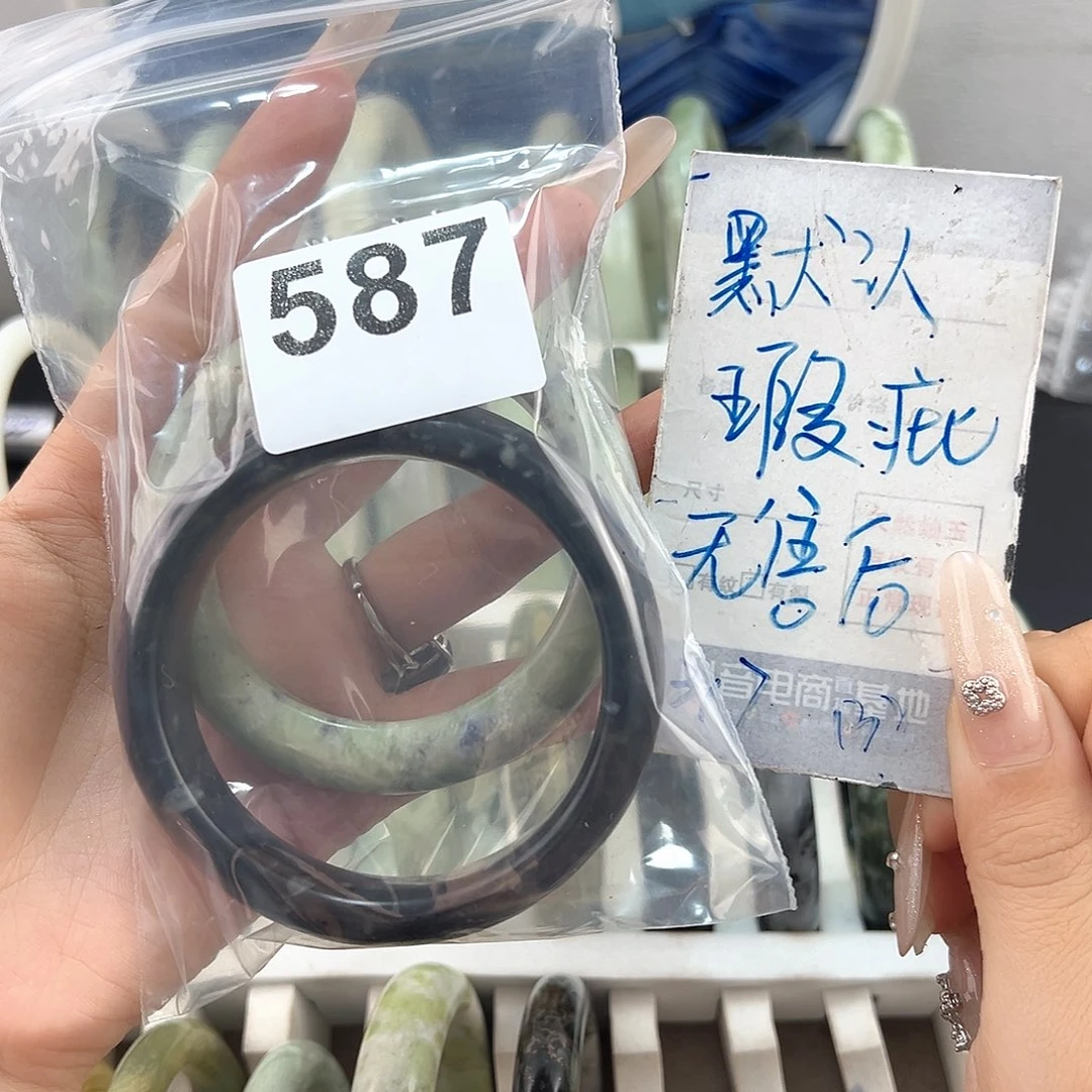 糖***动蛇纹石玉未镶嵌颈饰