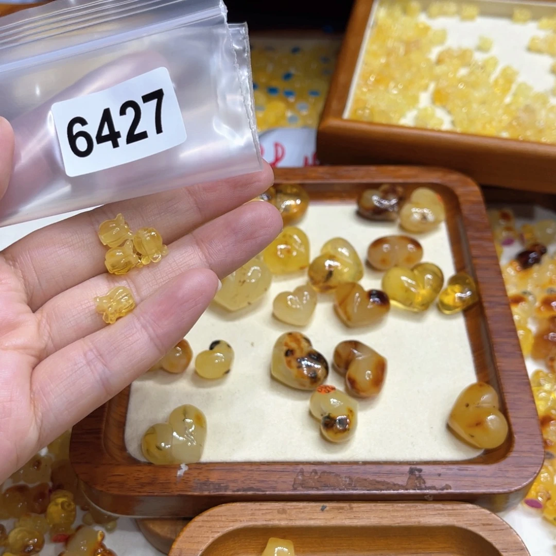 草***酱未镶嵌琥珀珠宝奇石