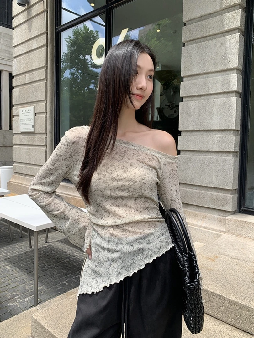 高级感时尚碎花斜肩长袖T恤2025秋季显瘦晕染不规则上衣设计感