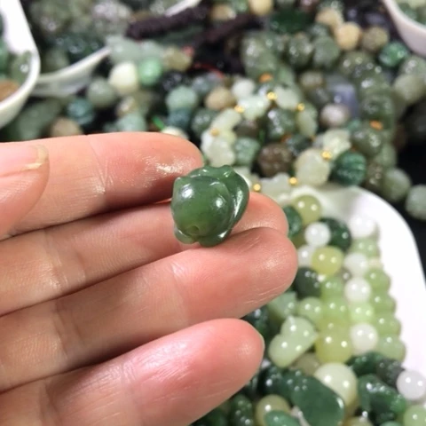 和田玉（糖玉）未镶嵌颈饰?****夹