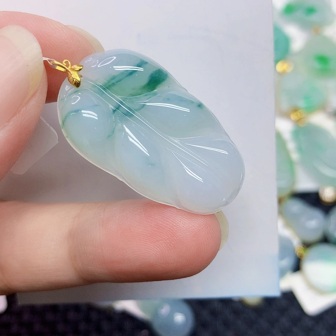 翡翠18K金镶嵌颈饰叶子