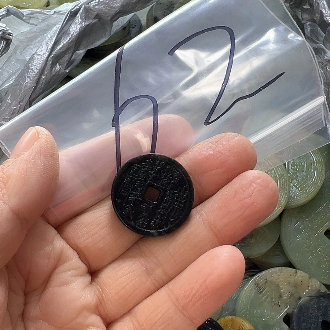 蛇纹石玉颈饰未镶嵌暖***光62