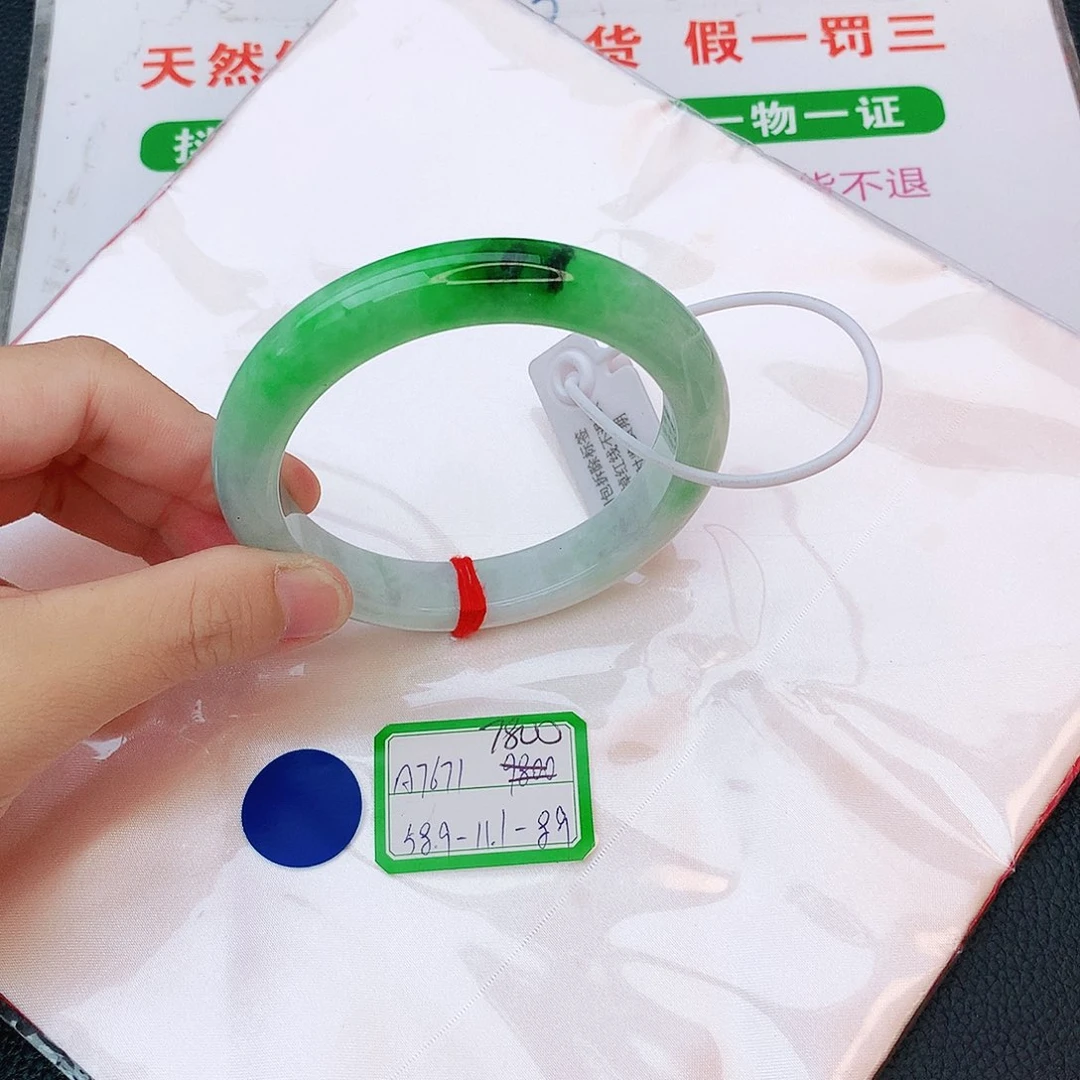 翡翠手镯未镶嵌翡翠