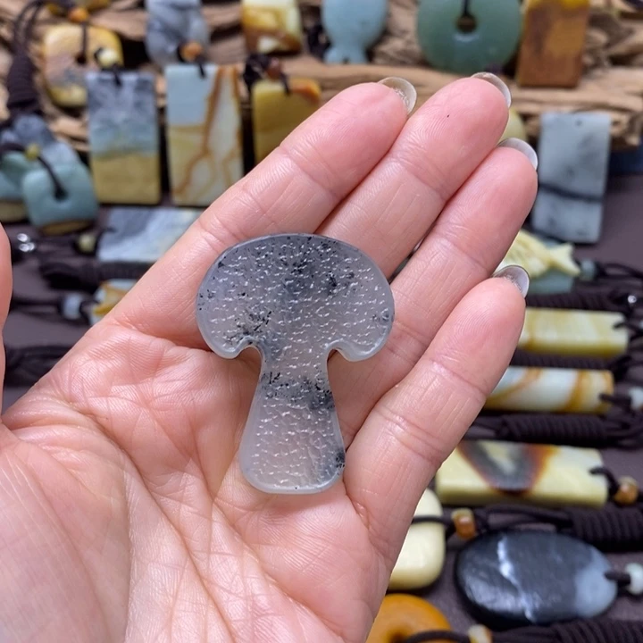 蛇纹石玉未镶嵌颈饰