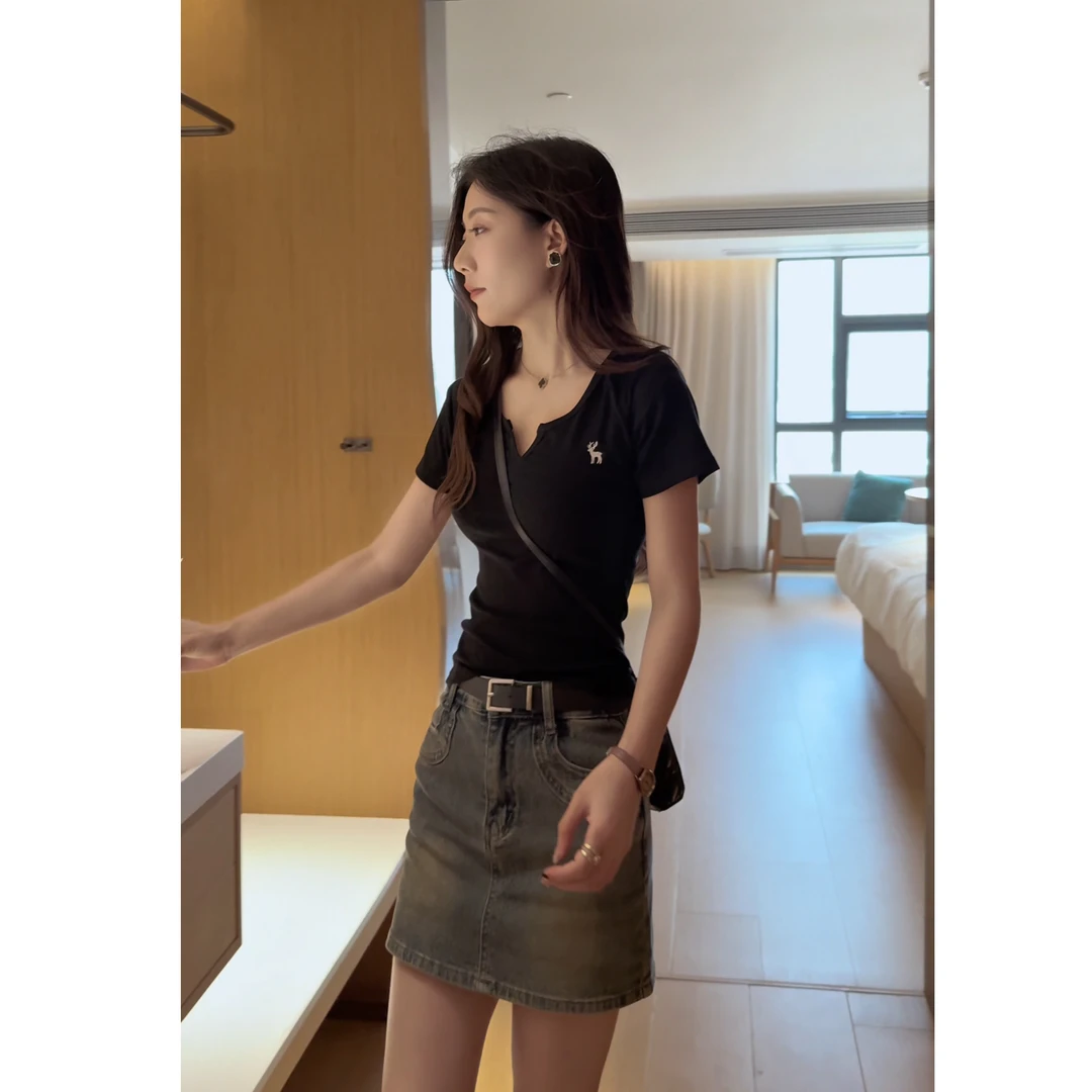 2025夏季新款韩版修身v领刺绣正肩短袖T恤女短款上衣