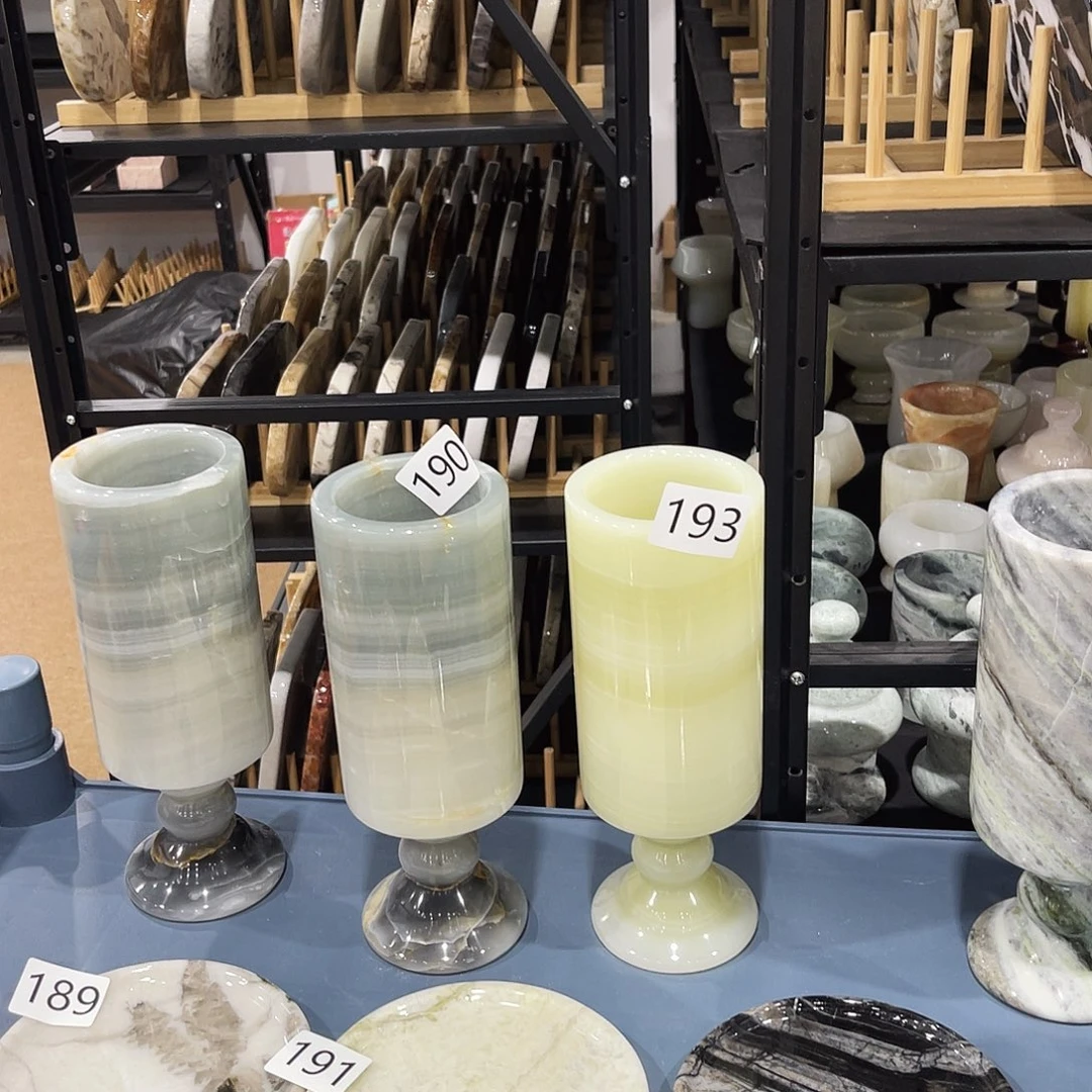 190，193两个花瓶。