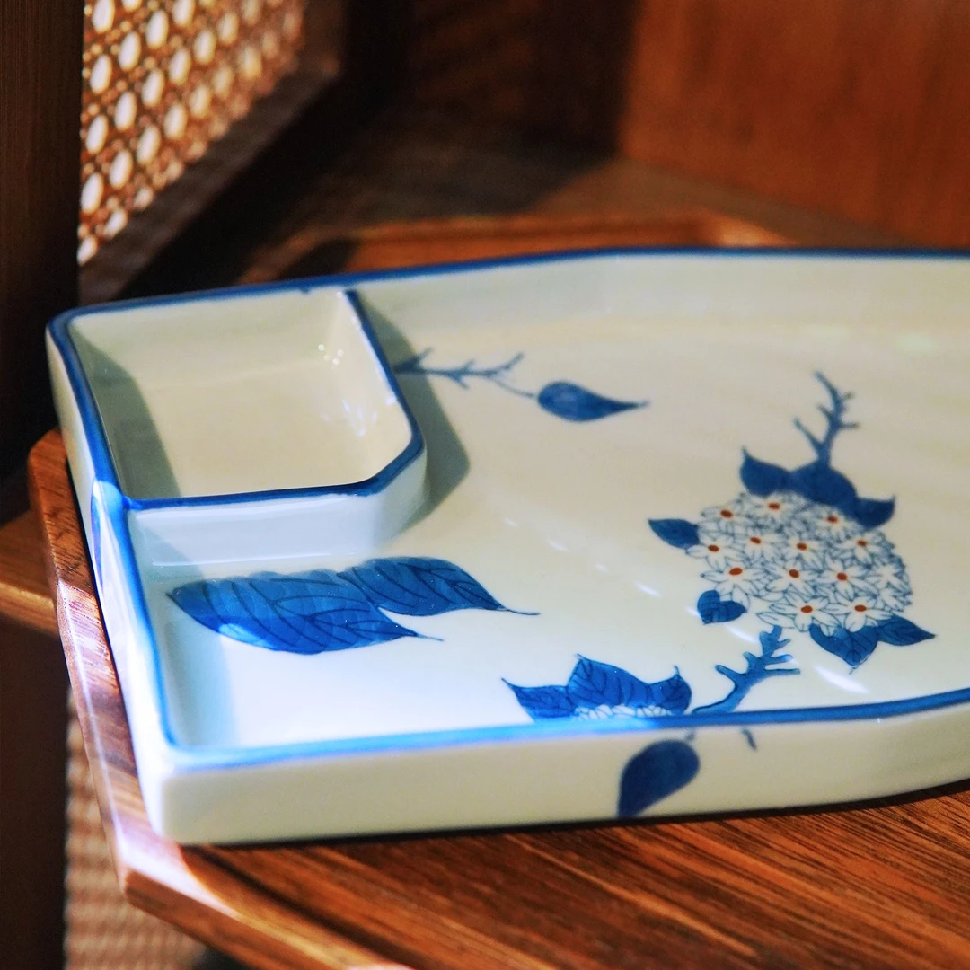 RIGEIAN/瑞涧绣球花9.5寸分割盘子新中式手绘高温釉下彩家用方碟