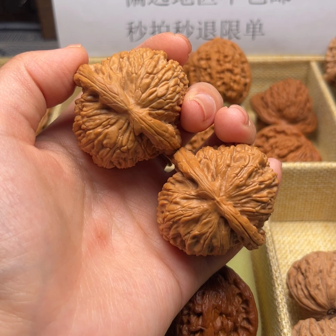 文玩核桃吊坠43白狮子