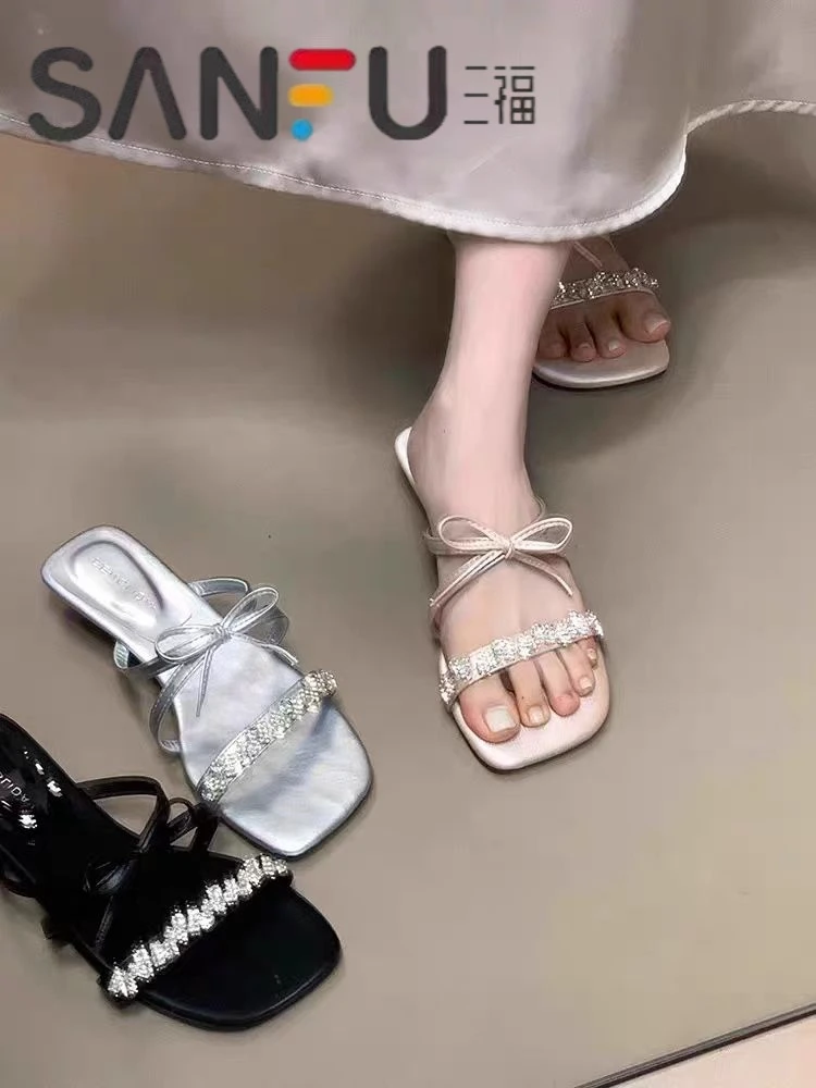 三福水钻凉鞋女2025夏季方头绝美蝴蝶结一字拖甜美粗跟外穿女鞋