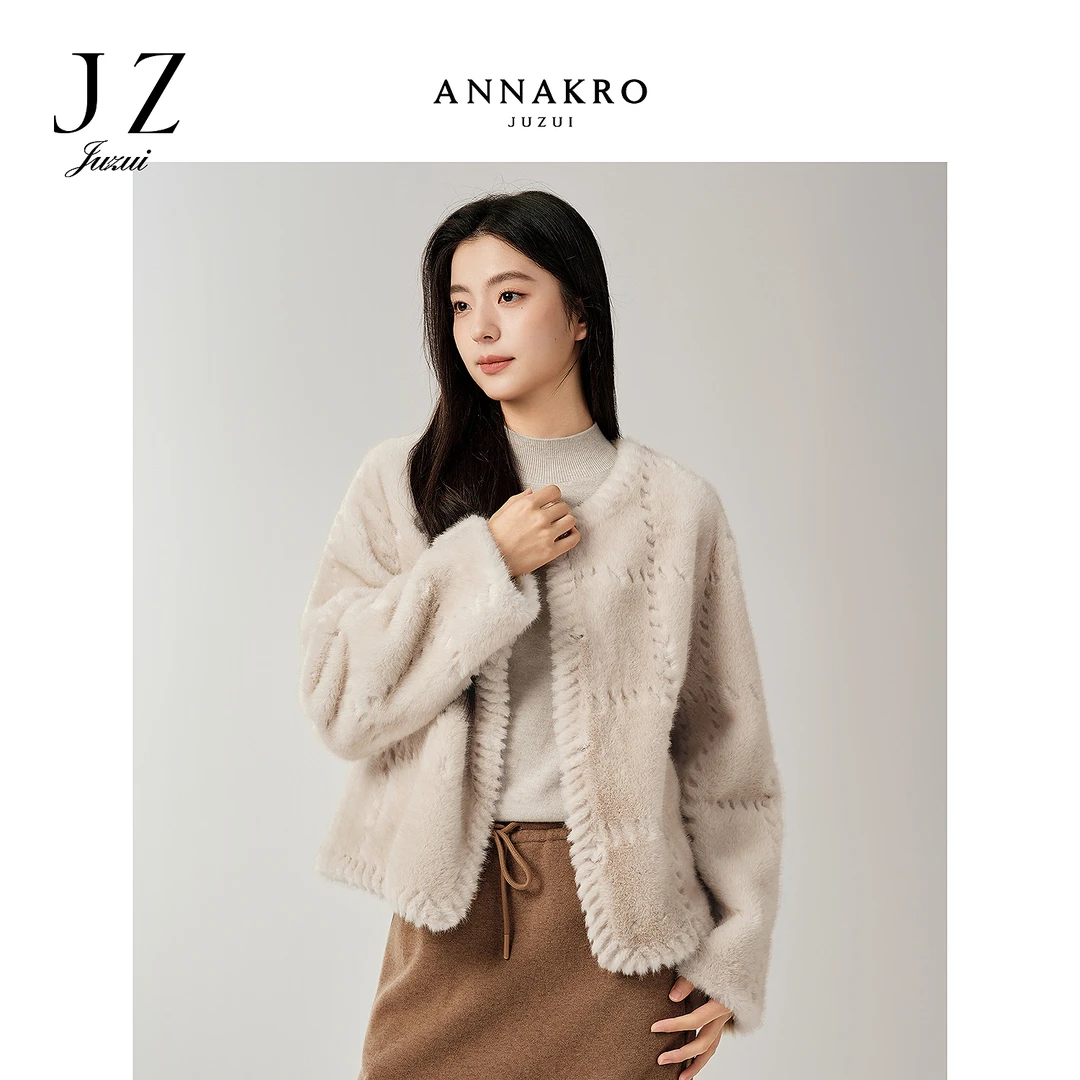 人造皮草 玖姿安娜蔻KWFD40555圆领落肩H型压花仿皮草2025冬季新