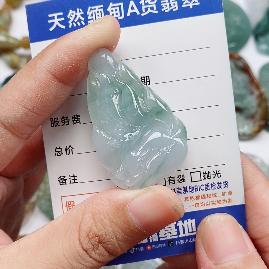 翡翠未镶嵌颈饰九尾狐